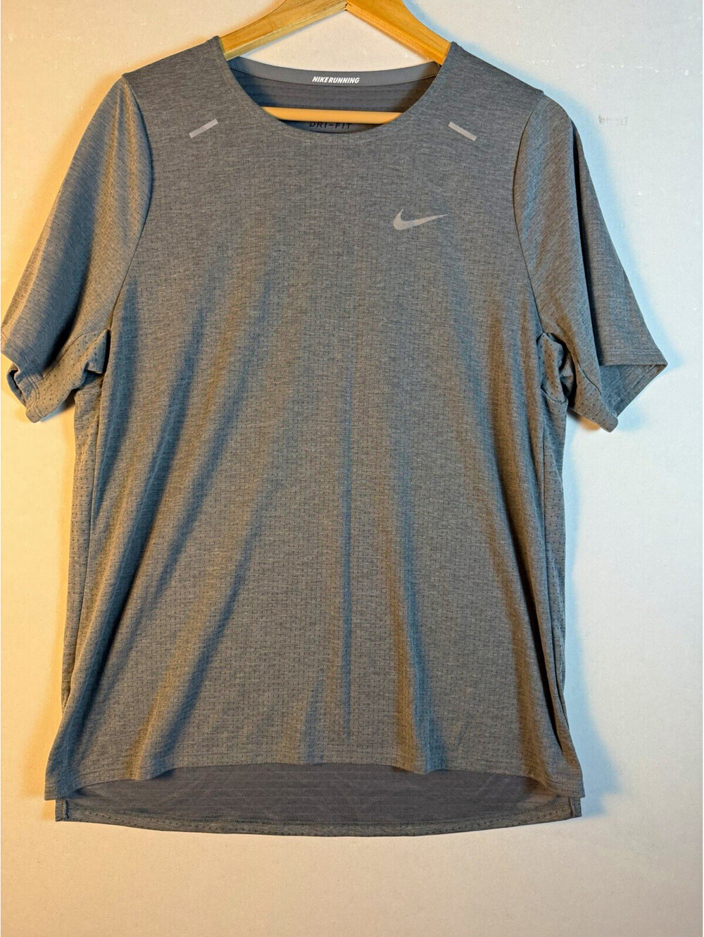 Nike Dri-FIT Men's Running T-Shirt Gray M Crew Neck Breathable Reflective